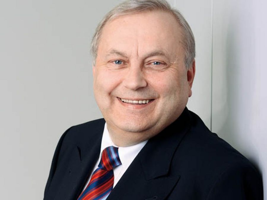 Seit 15 Jahren ist Ulrich Schiedek Geschäftsführer der AGKAMED GmbH Seit 15 Jahren ist Ulrich Schiedek Geschäftsführer der AGKAMED GmbH