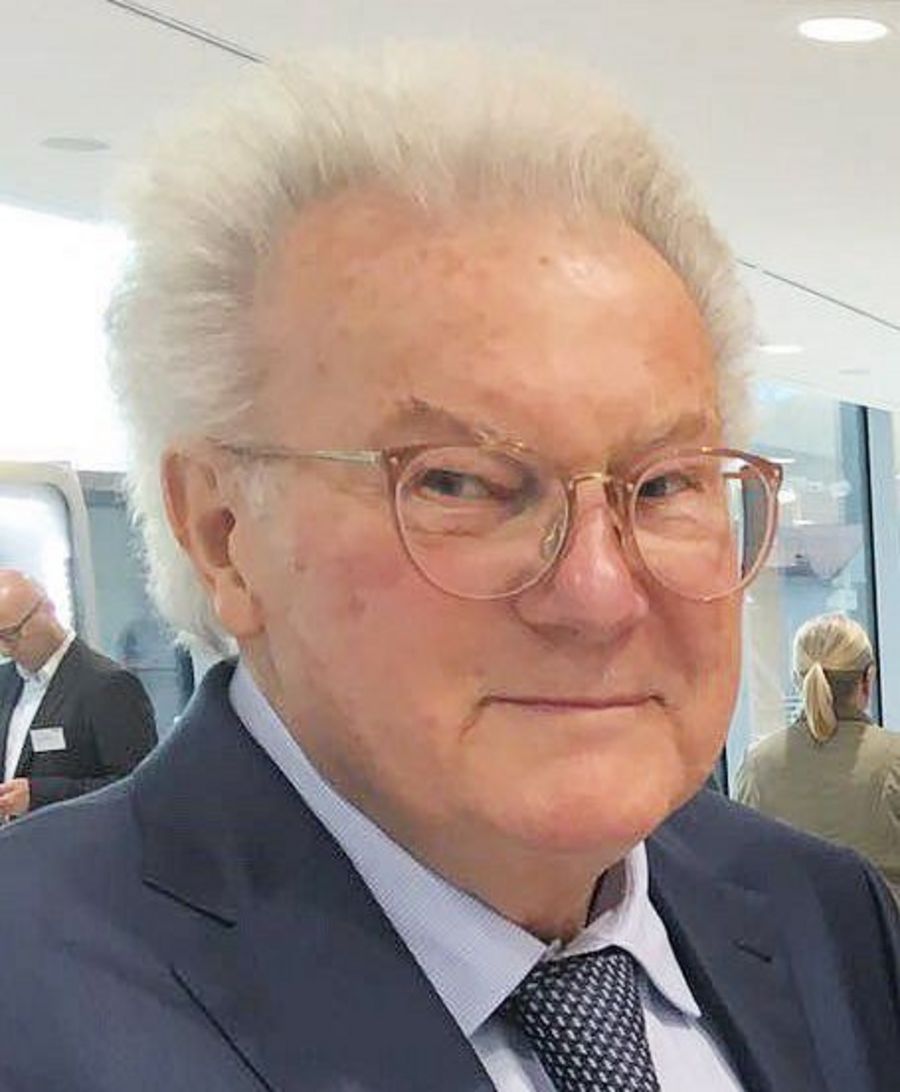 Johann Schmidhofer, Inhaber und Unternehmensleitung der Goldhauben-Webe e.U. Johann Schmidhofer, Inhaber und Unternehmensleitung der Goldhauben-Webe e.U.