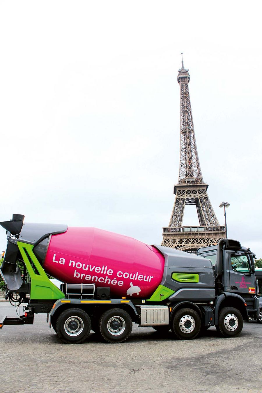 CIFA unterwegs: Eine Energya-Maschine vor dem Eiffelturm in Paris CIFA unterwegs: Eine Energya-Maschine vor dem Eiffelturm in Paris