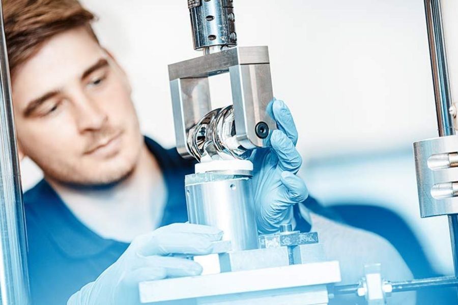 IMA Ermüdungsprüfung an einem Knieimplantat IMA Ermüdungsprüfung an einem Knieimplantat