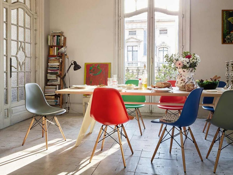 Plastik mit Chic bei Connox: Stuhl ‘Eames’ von Vitra Plastik mit Chic bei Connox: Stuhl ‘Eames’ von Vitra