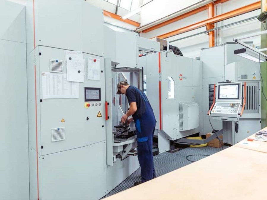 Bauer Maschinen und Technologie Mitarbeiter bei Montagearbeiten Bauer Maschinen und Technologie Mitarbeiter bei Montagearbeiten