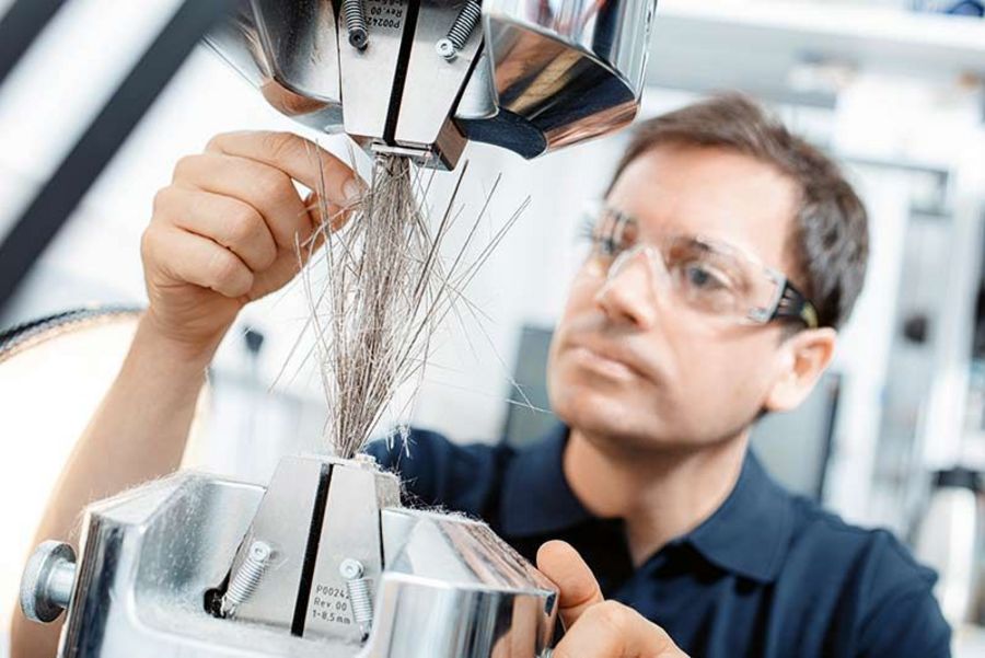 IMA Werkstoffprüfung an einer Carbon-Materialprobe IMA Werkstoffprüfung an einer Carbon-Materialprobe