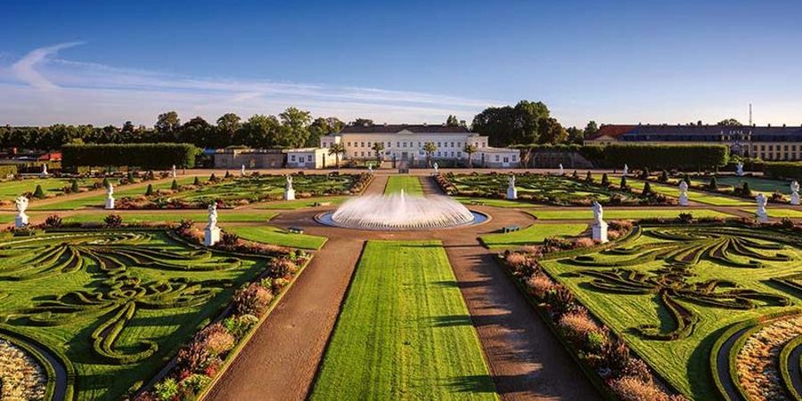 Die Herrenhäuser Gärten zählen zu den bedeutendsten Barockgärten Europas. Das Schloss wurde 2012 als hochkarätiger Veranstaltungsort wieder aufgebaut Die Herrenhäuser Gärten zählen zu den bedeutendsten Barockgärten Europas. Das Schloss wurde 2012 als hochkarätiger Veranstaltungsort wieder aufgebaut