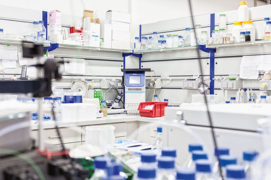 Emsige Laborarbeit Emsige Laborarbeit