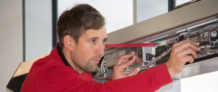 Die Mitarbeiter von MAKRON kümmern sich vor Ort um Reparaturen Die Mitarbeiter von MAKRON kümmern sich vor Ort um Reparaturen