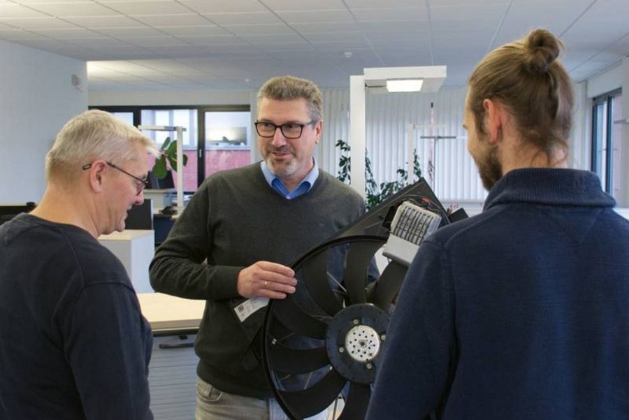 M.TEC Engineering Geschäftsführer Wolfgang Pelzer im Gespräch mit Mitarbeitern M.TEC Engineering Geschäftsführer Wolfgang Pelzer im Gespräch mit Mitarbeitern