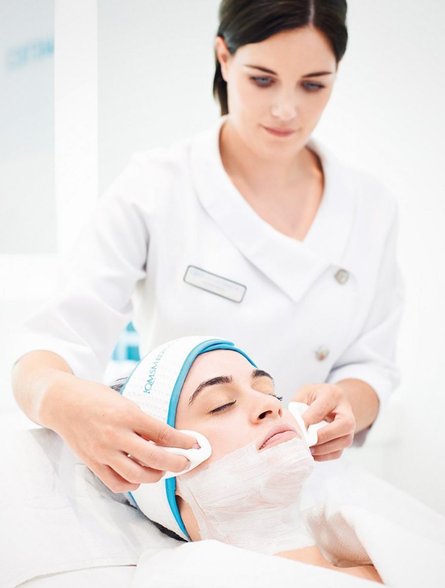 Professionelle Gesichtspflege mit !QMS Professionelle Gesichtspflege mit !QMS