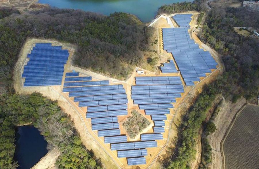Alt und Neu: Im kleinen Waldstück inmitten des Solarparks Ono in Japan befindet sich ein antiker Samuraischrein, der bei den Bauarbeiten entdeckt wurde Alt und Neu: Im kleinen Waldstück inmitten des Solarparks Ono in Japan befindet sich ein antiker Samuraischrein, der bei den Bauarbeiten entdeckt wurde