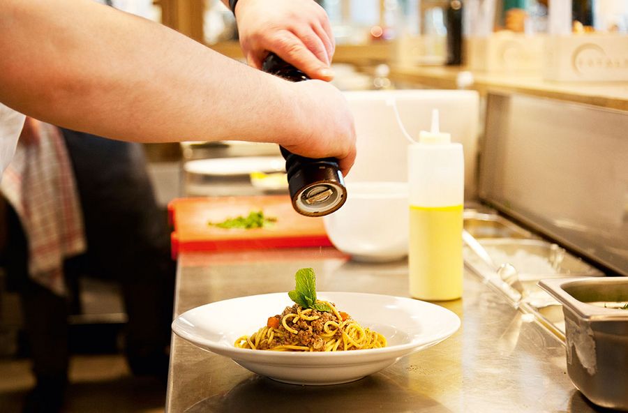 Zubereitung von Pasta mit frischen Zutaten von Eataly. Zubereitung von Pasta mit frischen Zutaten von Eataly.