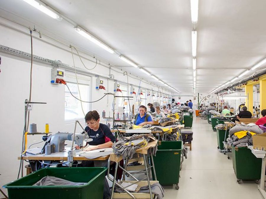 Die Produktionshalle von Crestyle Hungary. Die Produktionshalle von Crestyle Hungary.