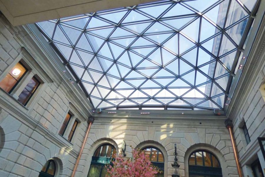 Posthof Hauptbahnhof Zürich, 98 Flachstahl-Dreiecke mit neun Rauch-Wärme-Abzug-Flügeln zu einer Glaskuppel zusammengeschweißt Posthof Hauptbahnhof Zürich, 98 Flachstahl-Dreiecke mit neun Rauch-Wärme-Abzug-Flügeln zu einer Glaskuppel zusammengeschweißt