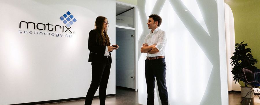 Stephanie Oost (l.), Leiterin Marketing, arbeitet eng mit Peter Bauer zusammen, um gemeinsam neue Kunden zu gewinnen Stephanie Oost (l.), Leiterin Marketing, arbeitet eng mit Peter Bauer zusammen, um gemeinsam neue Kunden zu gewinnen