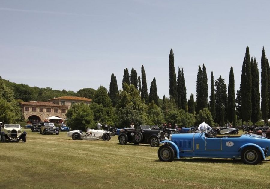 Vintage Autos vor dem Hauptsitz von Col d‘Orcia aus Italien. Vintage Autos vor dem Hauptsitz von Col d‘Orcia aus Italien.