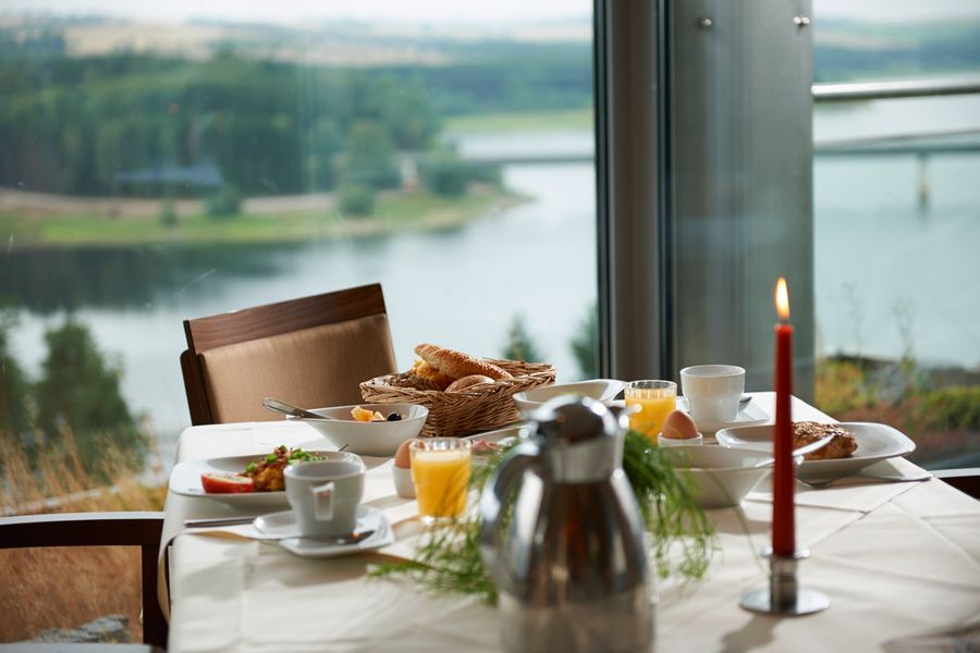 Bio-Seehotel Zeulenroda Bio-Seehotel Zeulenroda Frühstückstisch