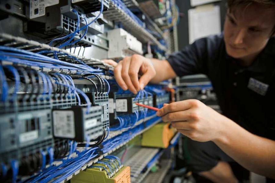 Albrecht Elektrotechnik Mitarbeiter an einer Maschine Albrecht Elektrotechnik Mitarbeiter an einer Maschine
