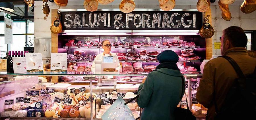 Eataly auf einem italienischen Markt. Eataly auf einem italienischen Markt.