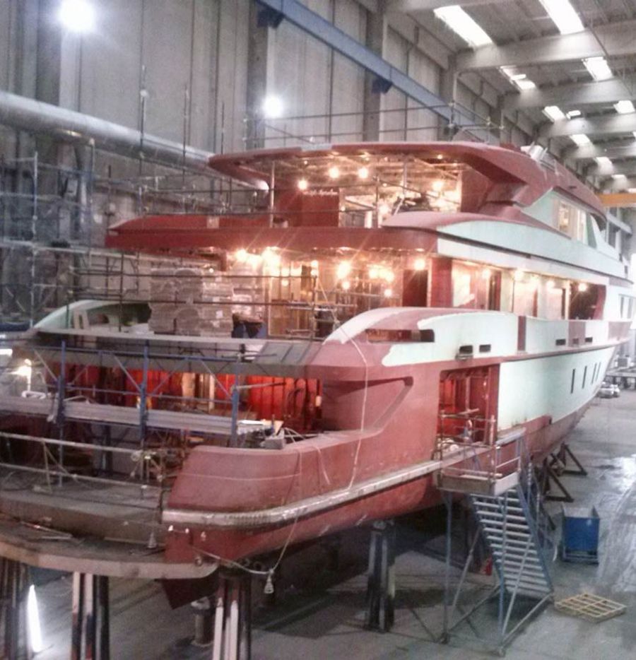 Verwandlung bei der Euro M.A.R. srl: Ein ‘Haufen Metall’ wird zum Luxusliner. Verwandlung bei der Euro M.A.R. srl: Ein ‘Haufen Metall’ wird zum Luxusliner.