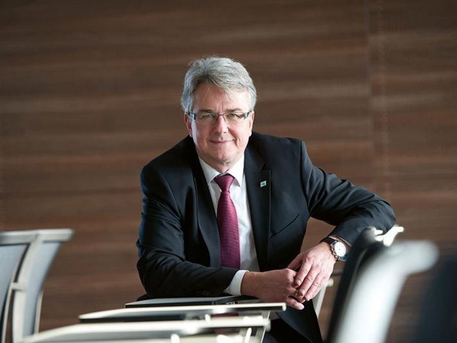 FIS - Ralf Bernhardt ist Geschäftsführer und Vorsitzender der Geschäftsleitung FIS - Ralf Bernhardt ist Geschäftsführer und Vorsitzender der Geschäftsleitung