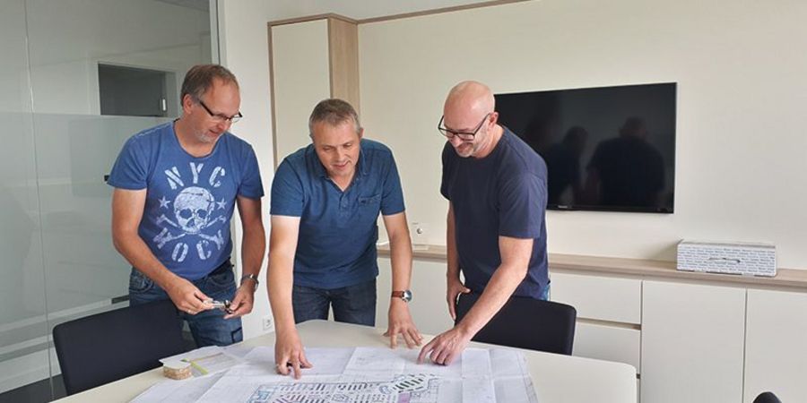Heinz-Gerd Hagen (m.) im Gespräch mit Michael Weber (l.) und Franz Wigger (r.), zwei von vier Projektleitern Heinz-Gerd Hagen (m.) im Gespräch mit Michael Weber (l.) und Franz Wigger (r.), zwei von vier Projektleitern