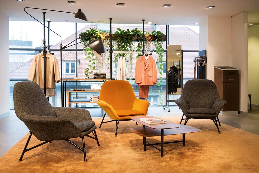 Sitzgelegenheiten im Konen Bekleidungshaus Sitzgelegenheiten im Konen Bekleidungshaus