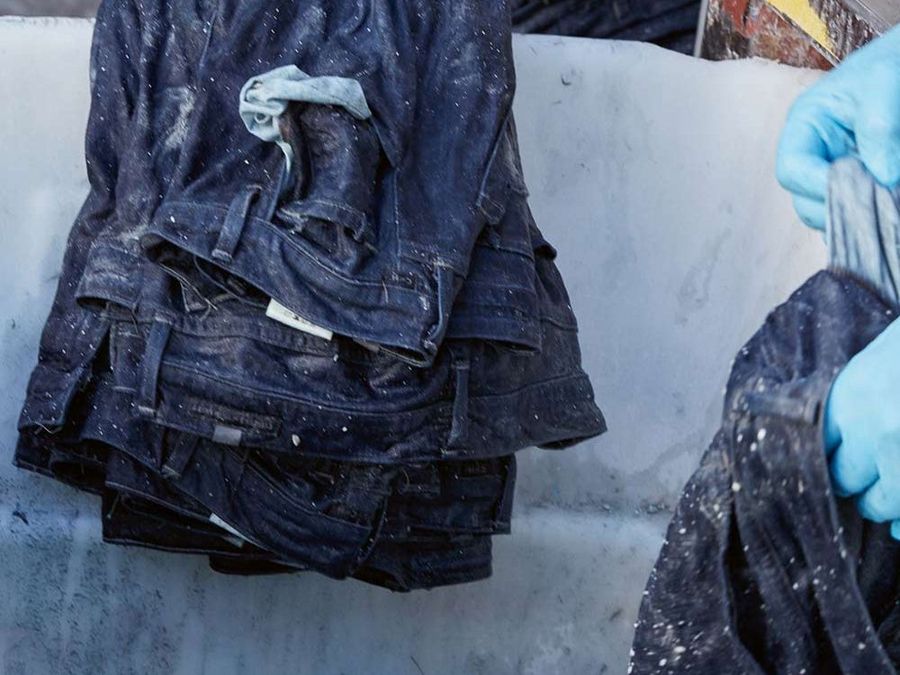 Jeansfärbung von Citizens of Humanity Jeans. Jeansfärbung von Citizens of Humanity Jeans.