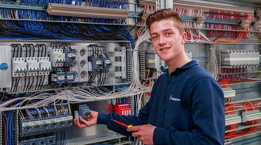Hellebrekers - Arbeit an einem Schaltschrank Hellebrekers - Arbeit an einem Schaltschrank