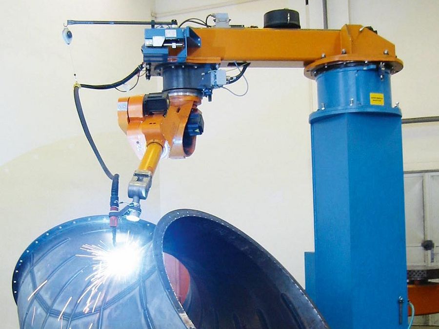 Blick in die Fertigung: ein Schweißroboter im Einsatz Blick in die Fertigung: ein Schweißroboter im Einsatz
