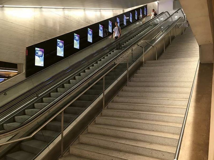 Kilchenmann Infomonitore an einer Rolltreppe
