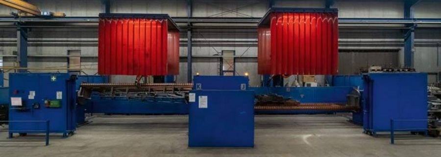 Schweißroboter in der Werkshalle der Peters Maschinenbau GmbH Schweißroboter in der Werkshalle der Peters Maschinenbau GmbH