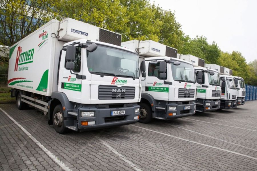 Mit dem eigenen Fuhrpark, zu dem 17 Lkw gehören, werden die Waren bereits am Tag nach der Bestellung zuverlässig ausgeliefert Mit dem eigenen Fuhrpark, zu dem 17 Lkw gehören, werden die Waren bereits am Tag nach der Bestellung zuverlässig ausgeliefert