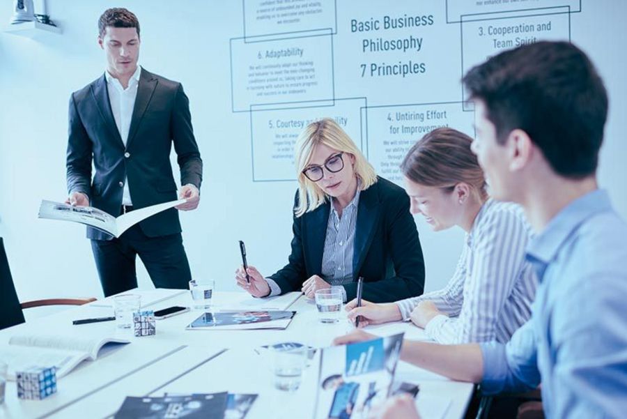 Die Mitarbeiter von Panasonic Industry Europe tauschen ihr Knowhow aus