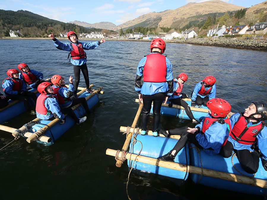 Gruppenreisen: Eine Gruppe von Studenten, die Rafting während einer Studienreise im Ausland genießen Gruppenreisen: Eine Gruppe von Studenten, die Rafting während einer Studienreise im Ausland genießen