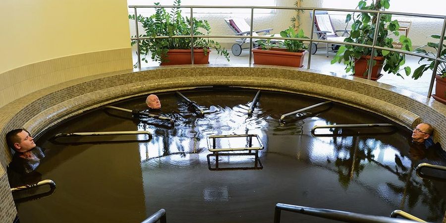 Im Moorheilbad des Klinikums können die Schmerzen der Patienten gelindert werden Im Moorheilbad des Klinikums können die Schmerzen der Patienten gelindert werden