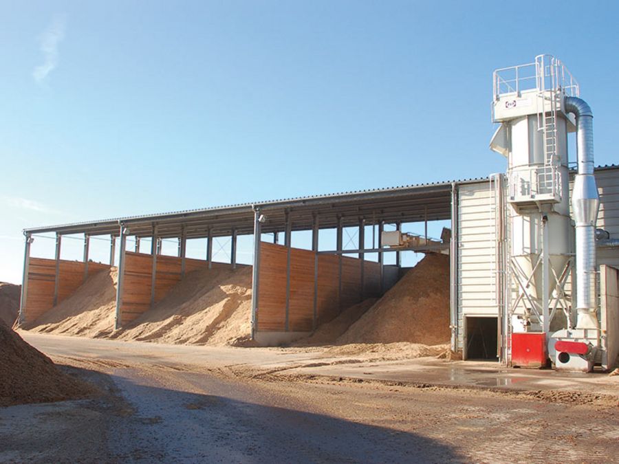 Am Standort in Schwedt lagern Rohstoffe und Endprodukte gleichermaßen. Das Unternehmen produziert für Industrie und Haushalte. Am Standort in Schwedt lagern Rohstoffe und Endprodukte gleichermaßen. Das Unternehmen produziert für Industrie und Haushalte.