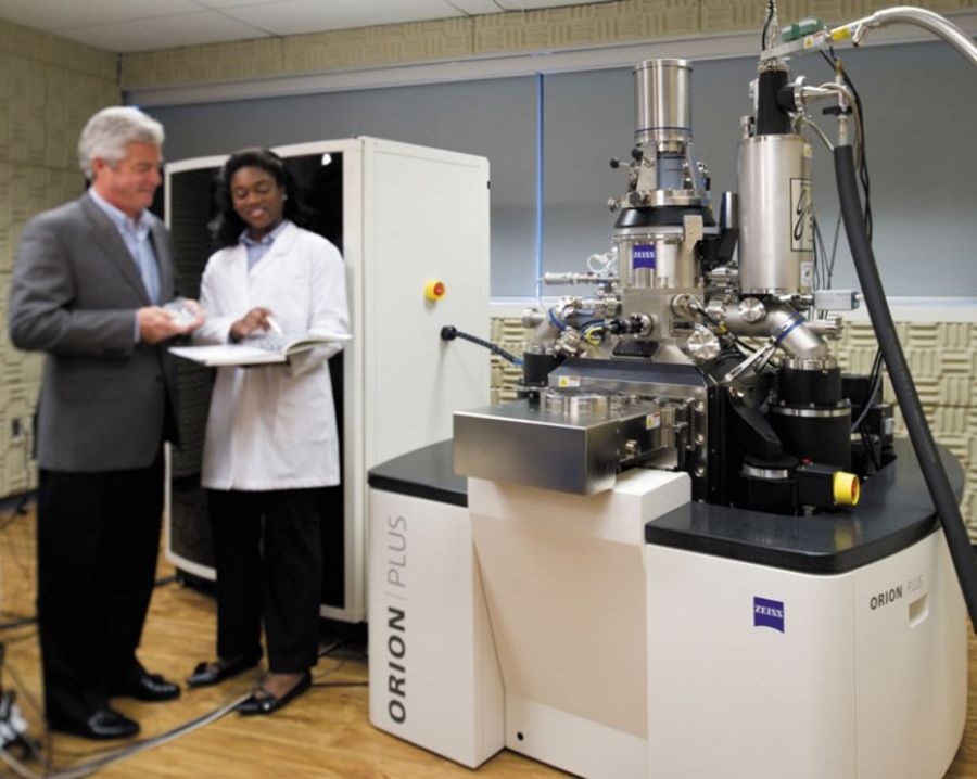 Neuentwicklung bei Carl Zeiss: ein Helium-Ionen-Mikroskop Neuentwicklung bei Carl Zeiss: ein Helium-Ionen-Mikroskop