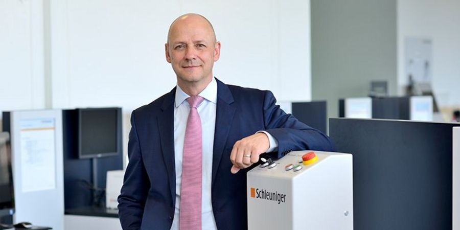 Mit schweizerischer Präzision Mit schweizerischer Präzision