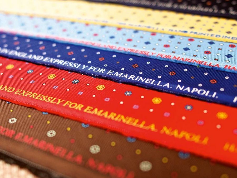 Ein Muster in verschiedenen Farben von E. Marinella. Ein Muster in verschiedenen Farben von E. Marinella.