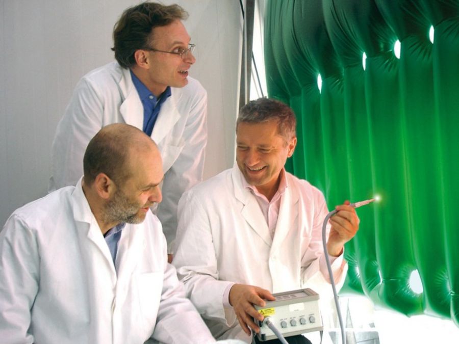 Dr. Peter Hartig, hier mit Dr. Sebastian Lippemeier und Dr. Ralf Hinze Dr. Peter Hartig, hier mit Dr. Sebastian Lippemeier und Dr. Ralf Hinze