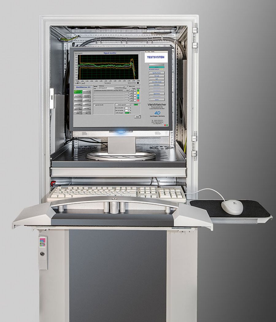 Sammelt Daten und wertet sie aus: Computerschrank Sammelt Daten und wertet sie aus: Computerschrank