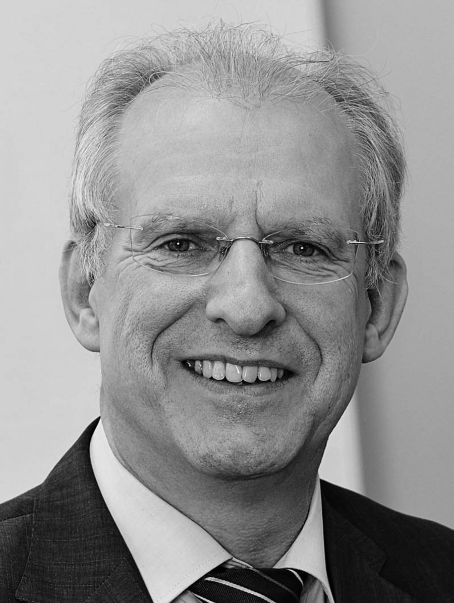 Dr. Ernst Schröder, Geschäftsführer der InProcess Instruments Gesellschaft für Prozessanalytik mbH Dr. Ernst Schröder, Geschäftsführer der InProcess Instruments Gesellschaft für Prozessanalytik mbH