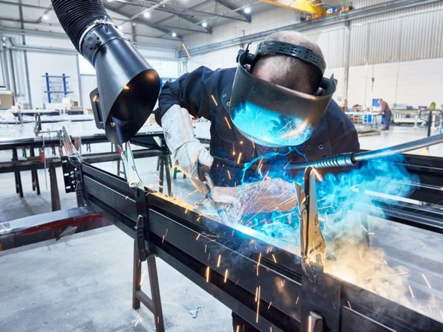 Die geschulten Mitarbeiterinnen und Mitarbeiter stellen eine reibungslose Produktion sicher Die geschulten Mitarbeiterinnen und Mitarbeiter stellen eine reibungslose Produktion sicher
