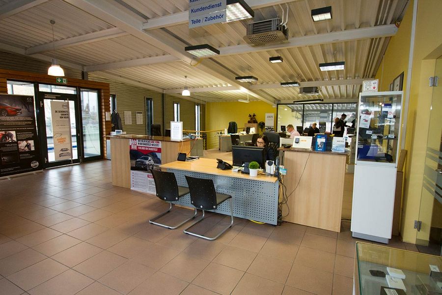 Der Verkausraum von Coenen Motors. Der Verkausraum von Coenen Motors.