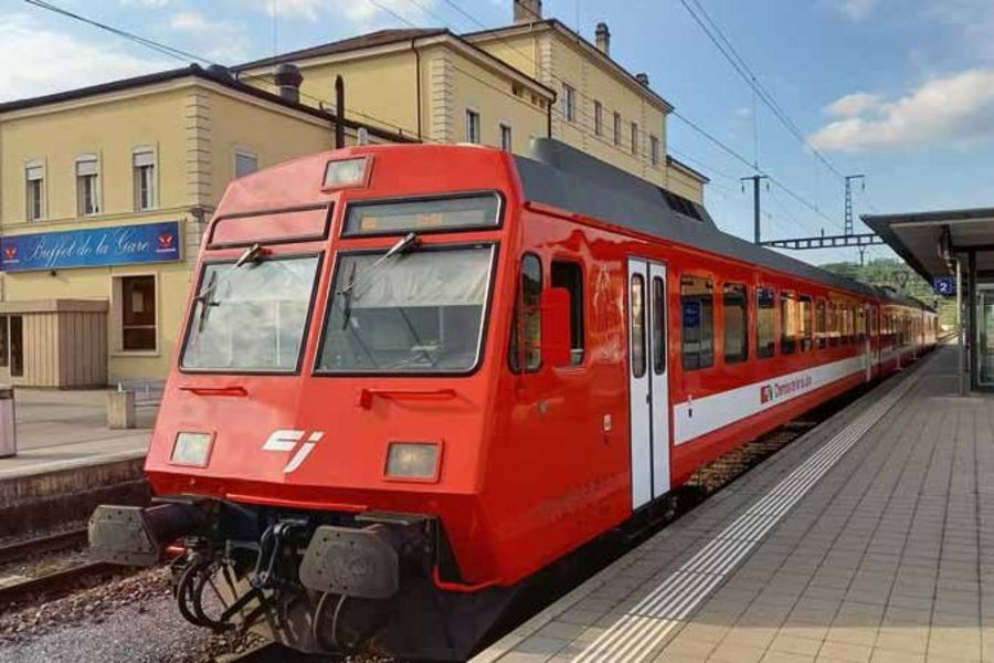Compagnie des chemins de fer du Jura Zug am Bahnhof in Porrentruy Compagnie des chemins de fer du Jura Zug am Bahnhof in Porrentruy