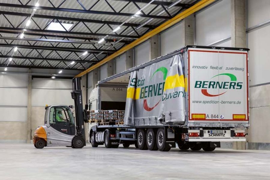 Spedition Berners Beladen eines LKW Spedition Berners Beladen eines LKW