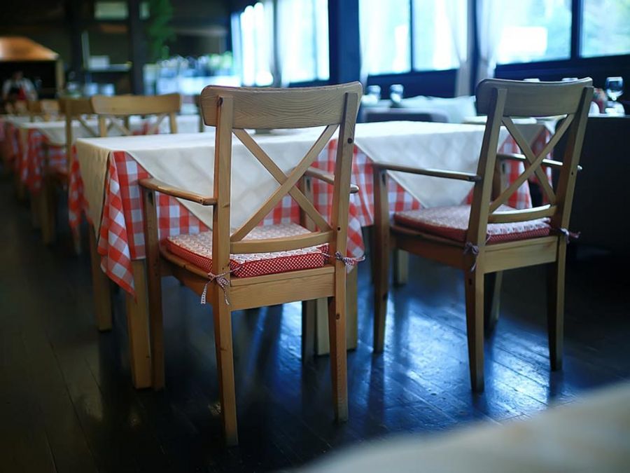 Restaurantstühle können auch schon deshalb leerbleiben, weil sie für die meisten Gäste zu unbequem sind Restaurantstühle können auch schon deshalb leerbleiben, weil sie für die meisten Gäste zu unbequem sind