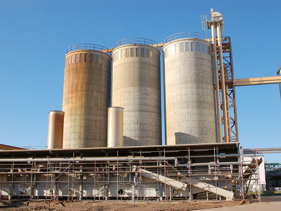 In großen Silotürmen lagern die Produkte, mit denen HPS seine Kunden aus Industrie, Gewerbe und dem privaten Bereich beliefert. In großen Silotürmen lagern die Produkte, mit denen HPS seine Kunden aus Industrie, Gewerbe und dem privaten Bereich beliefert.