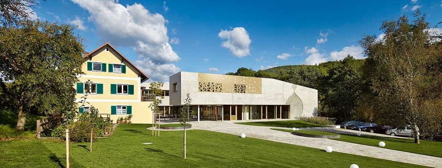 Investition in die Zukunft: Rechts der Erweiterungsbau mit Lager und Produktion Investition in die Zukunft: Rechts der Erweiterungsbau mit Lager und Produktion
