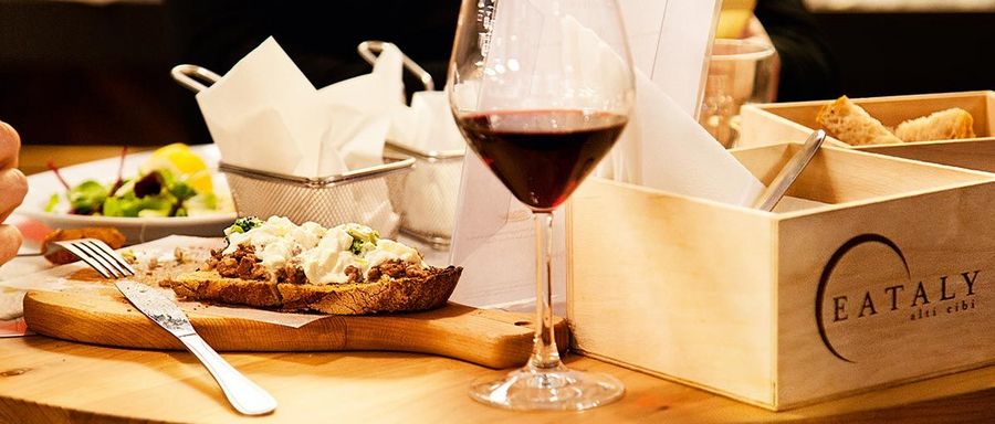 ‘Eataly’ steht für ‘eat’ und ‘Italy’ ‘Eataly’ steht für ‘eat’ und ‘Italy’