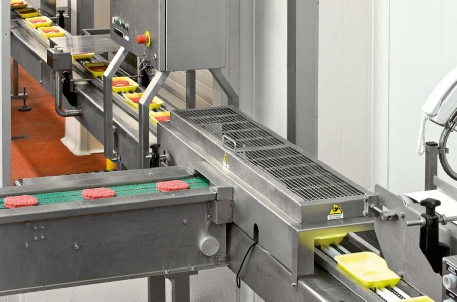 Moderne Technik: Verpacken von Hamburgern unter Schutzatmosphäre Moderne Technik: Verpacken von Hamburgern unter Schutzatmosphäre